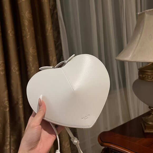 ALAIA light pink heart-shaped women's fashionable shoulder bag - Picture 4 of 8